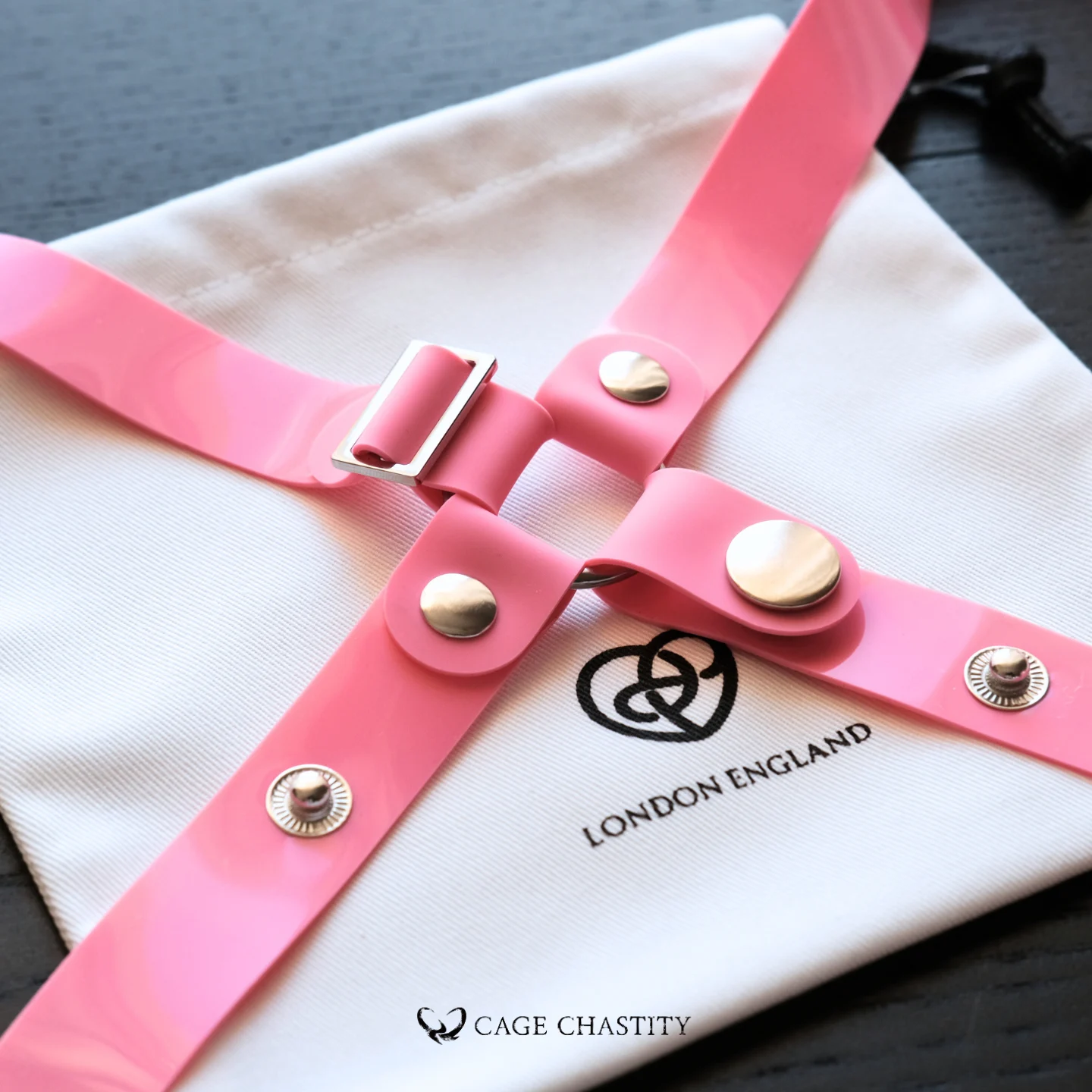 pink strap connecting ring, details of the straps