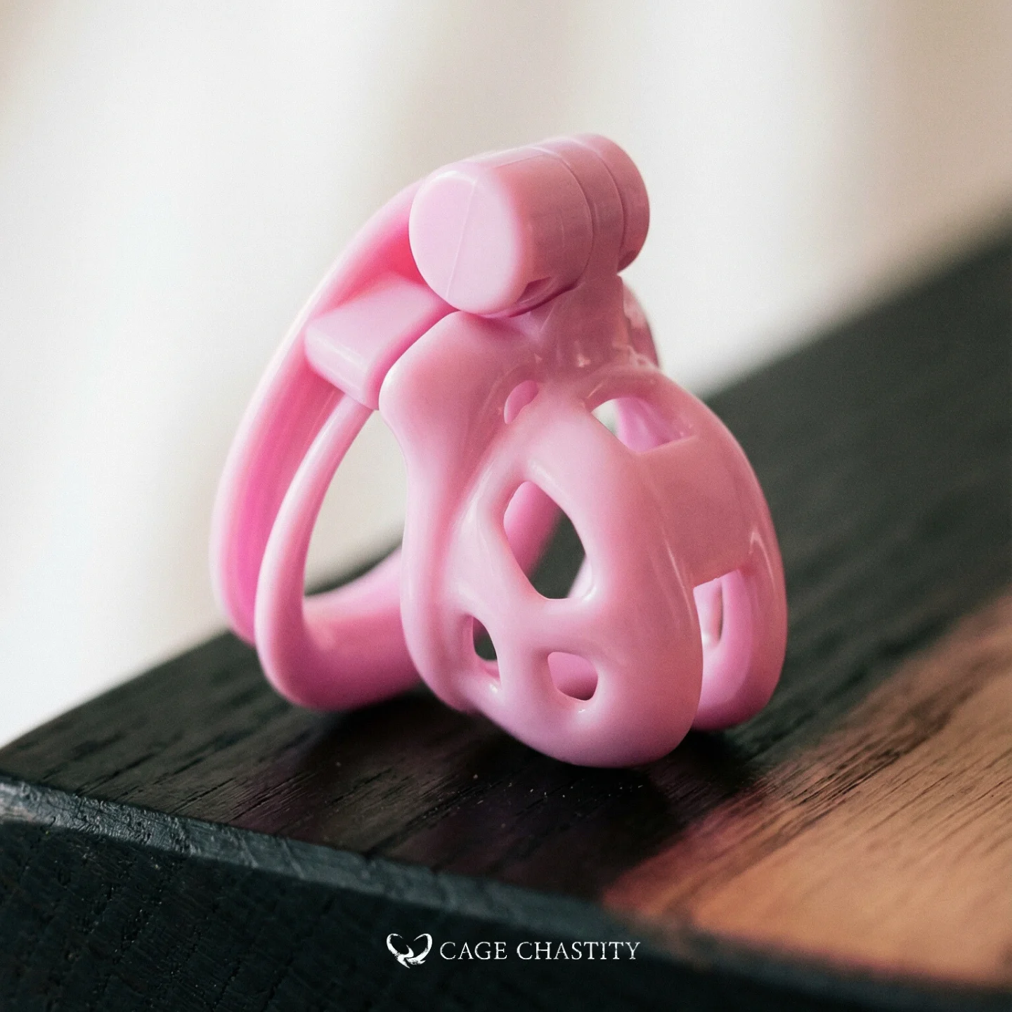 xs pink cobra cage live pic on a black desk